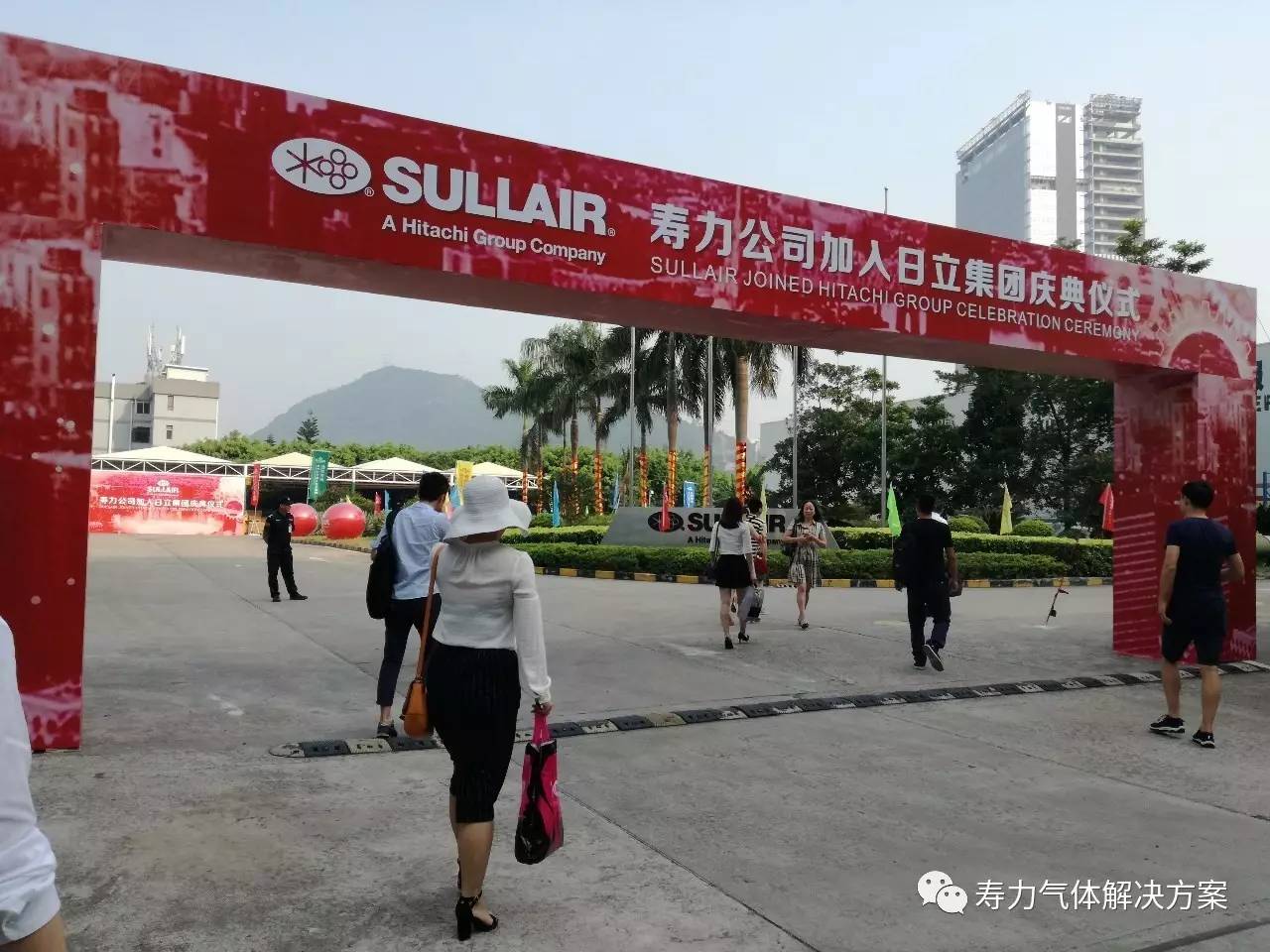 8月21日上午和8月22日上午,壽力中國分別在蘇州氣體設備有限公司廠區和深圳壽力亞洲實業有限公司廠區內隆重舉行壽力公司加入日立集團慶典儀式,熱烈慶祝壽力公司成為日立集團新成員。日立集團高層代表、蘇州工業園區管委會主要領導、壽力高層、壽力亞洲戰略合作經銷商及供應商代表及壽力中國全體員工出席了兩地的慶祝活動。 8月21日上午和8月22日上午,壽力中國分別在蘇州氣體設備有限公司廠區和深圳壽力亞洲實業有限公司廠區內隆重舉行壽力公司加入日立集團慶典儀式,熱烈慶祝壽力公司成為日立集團新成員。日立集團高層代表、蘇州工業園區管委會主要領導、壽力高層、壽力亞洲戰略合作經銷商及供應商代表及壽力中國全體員工出席了兩地的慶祝活動。